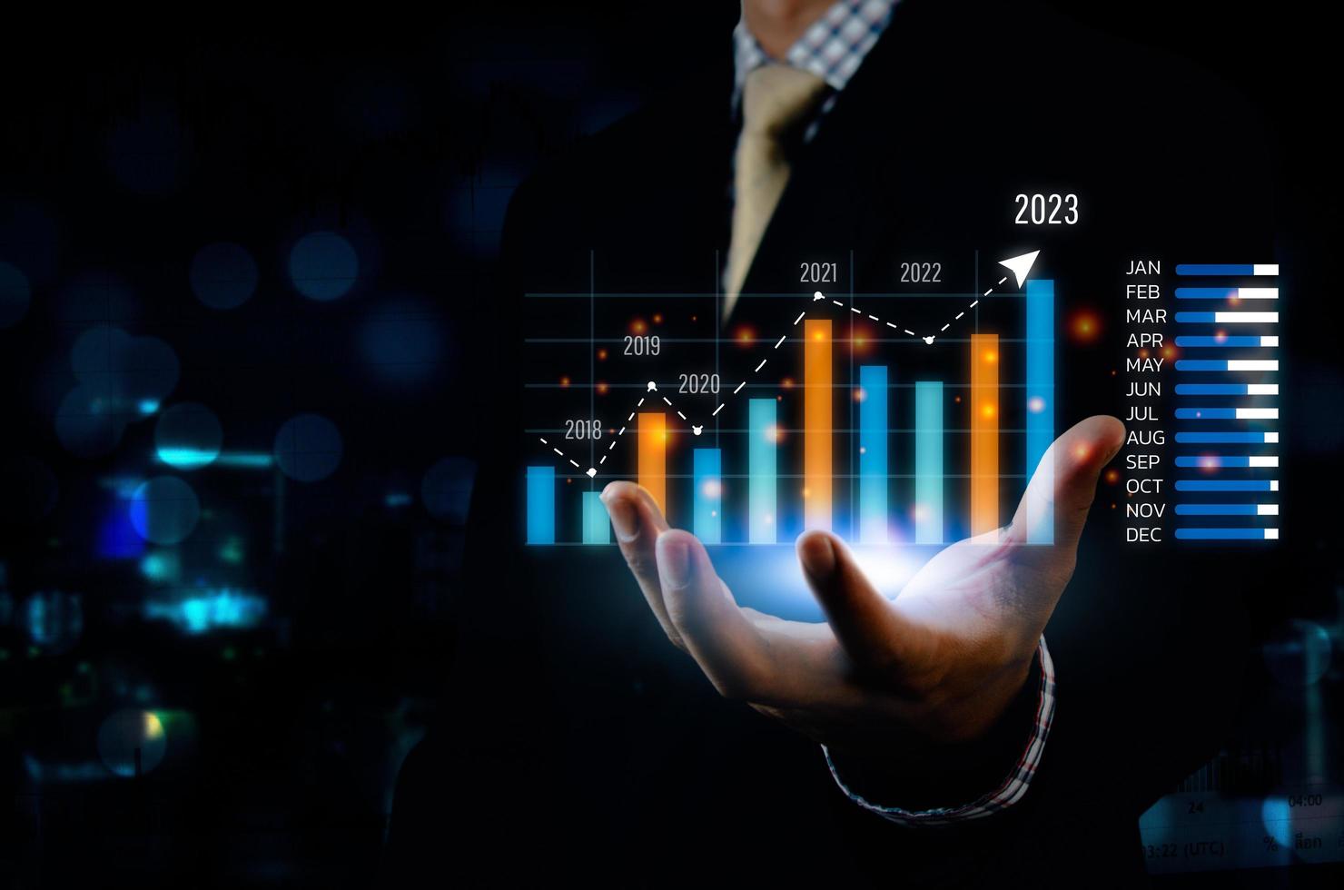 schermo virtuale del grafico dei big data 2023 nell'analisi economica e nella finanza degli investimenti e nel concetto di business di pianificazione del marketing. foto