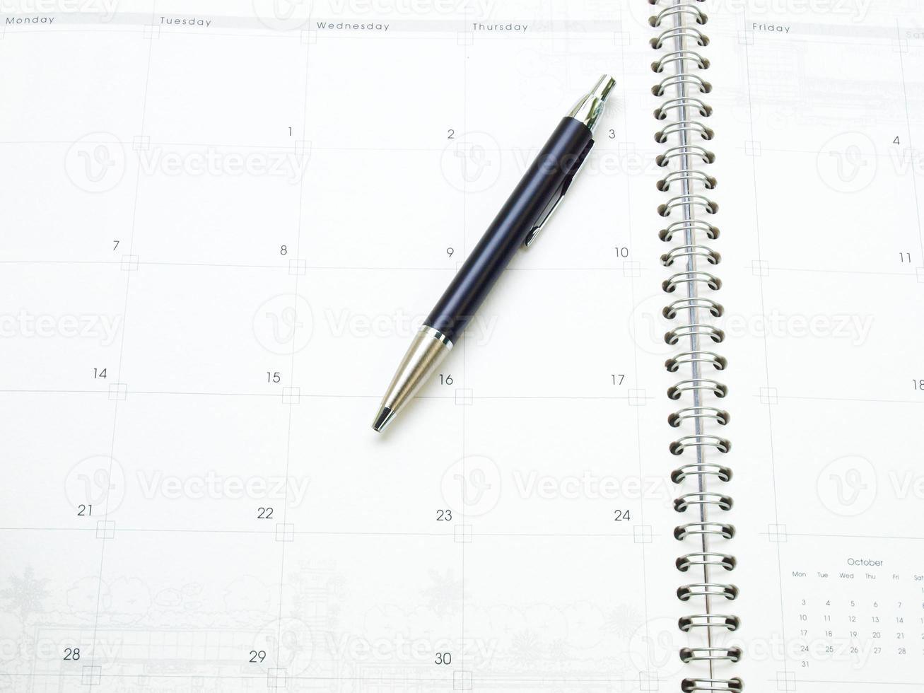 pagina del calendario in agenda e una penna come sfondo foto