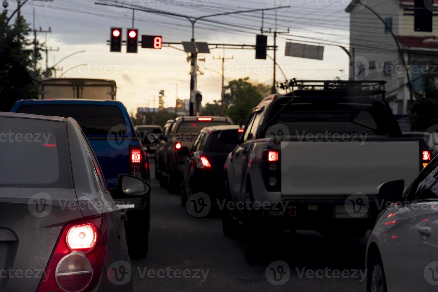 astratto e sfocato delle auto sul lato posteriore si fermano sulla strada asfaltata dal colore rosso del controllo del traffico in Thailandia. ingorgo stradale. lunghe code la sera. foto