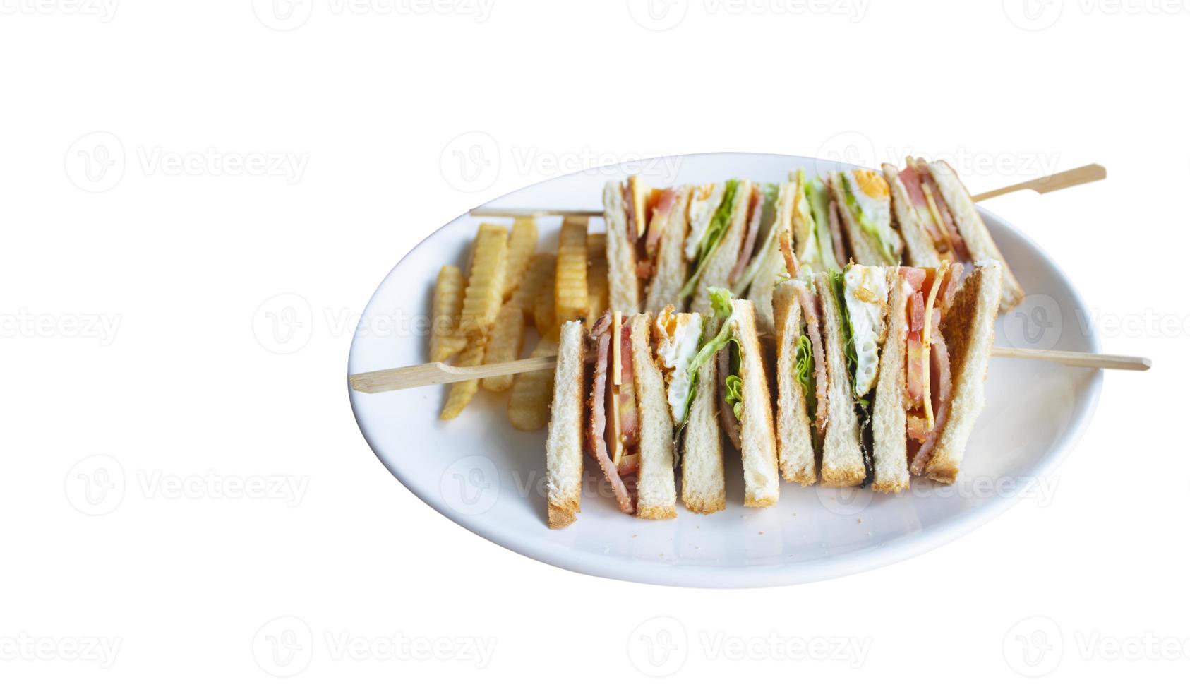 scatto isolato di un club sandwich e patatine fritte - perfetto per un blog alimentare o per l'utilizzo di menu foto