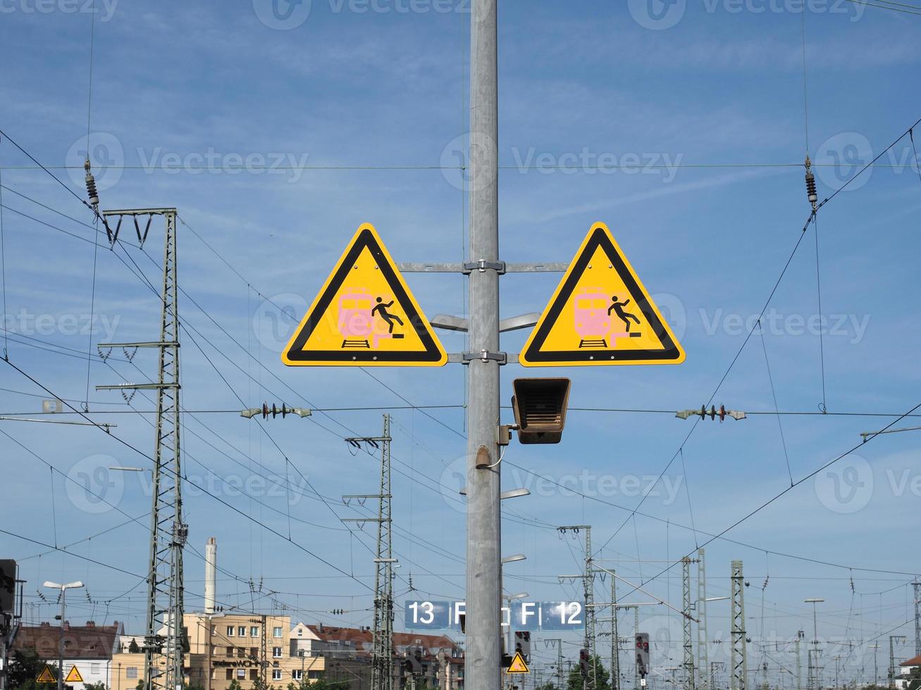 attenzione al segnale di pericolo di caduta in una stazione foto