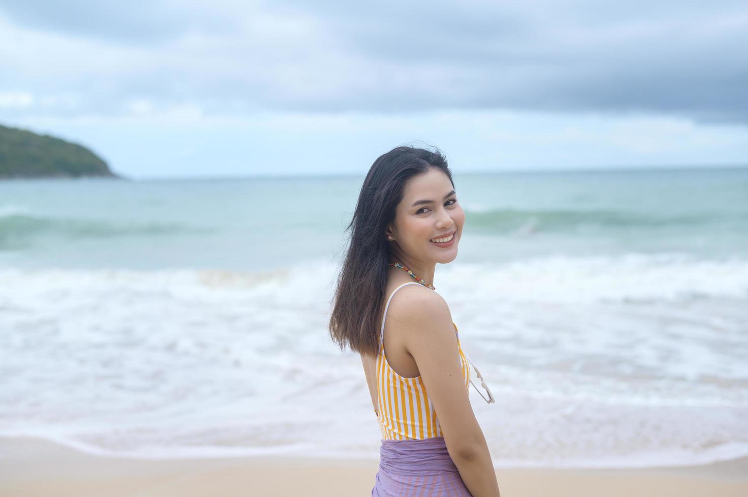 giovane bella donna in bikini godendo e rilassarsi sulla spiaggia, estate, vacanze, vacanze, concetto di stili di vita. foto