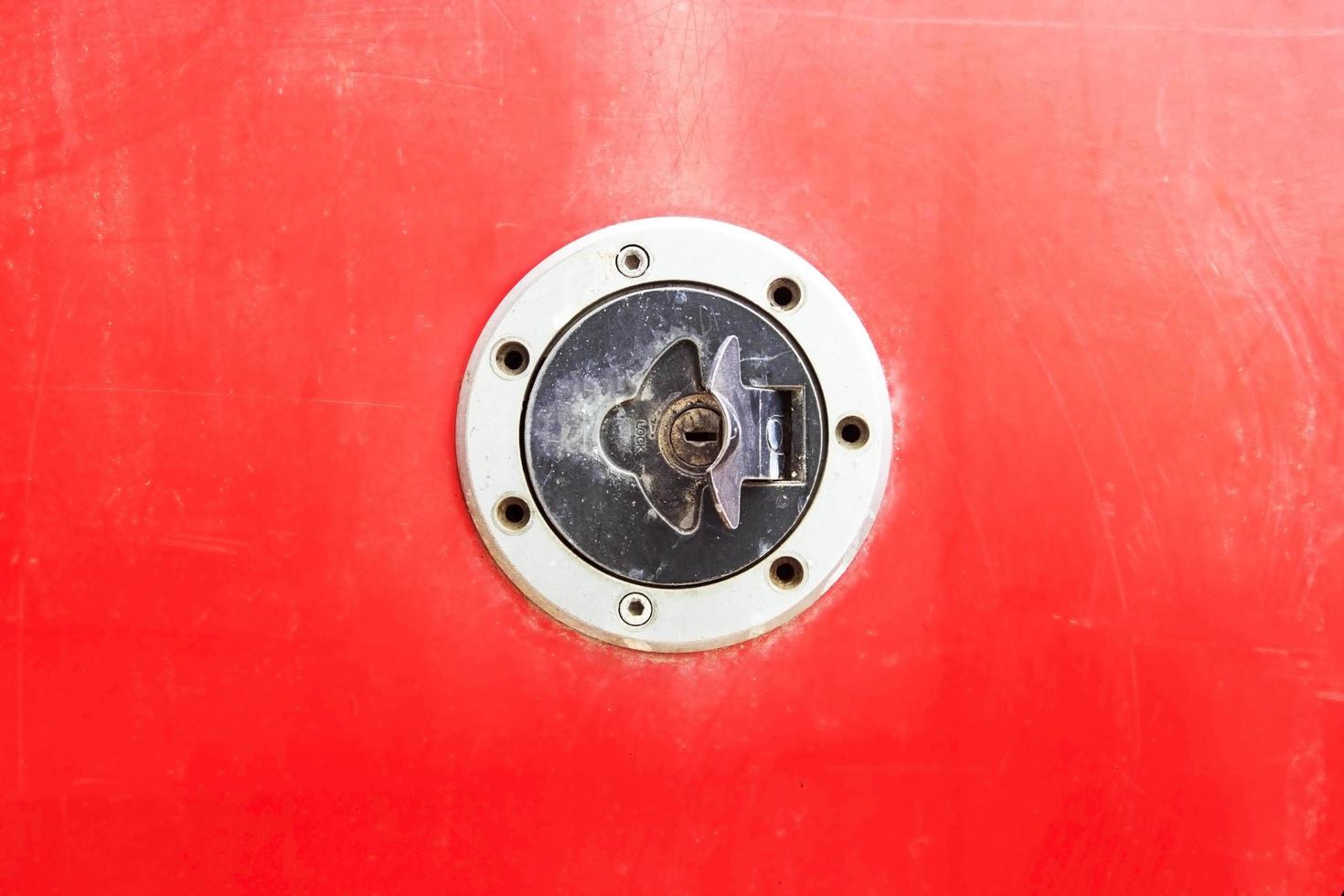 coperchio dell'olio - serratura - vecchia portiera rossa dell'auto d'epoca. foto