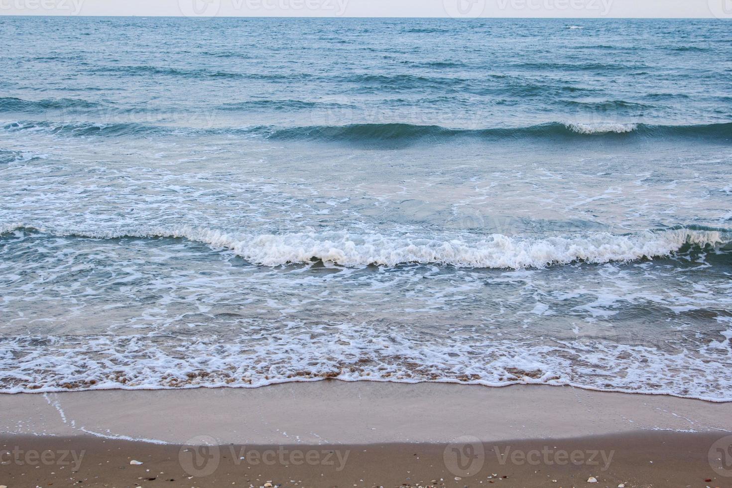 forte vento e onde oceaniche colpiscono la riva. la sera il fondale era azzurro, alternato alla graniglia di sabbia per un periodo che la natura ha creato, bello e spaventoso. foto