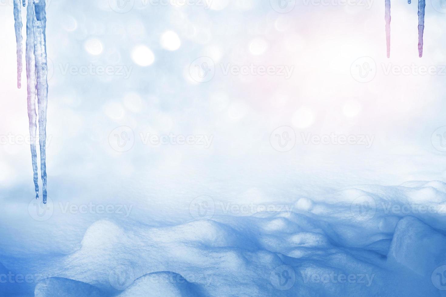 ghiaccioli bianchi contro il cielo blu d'inverno. foto