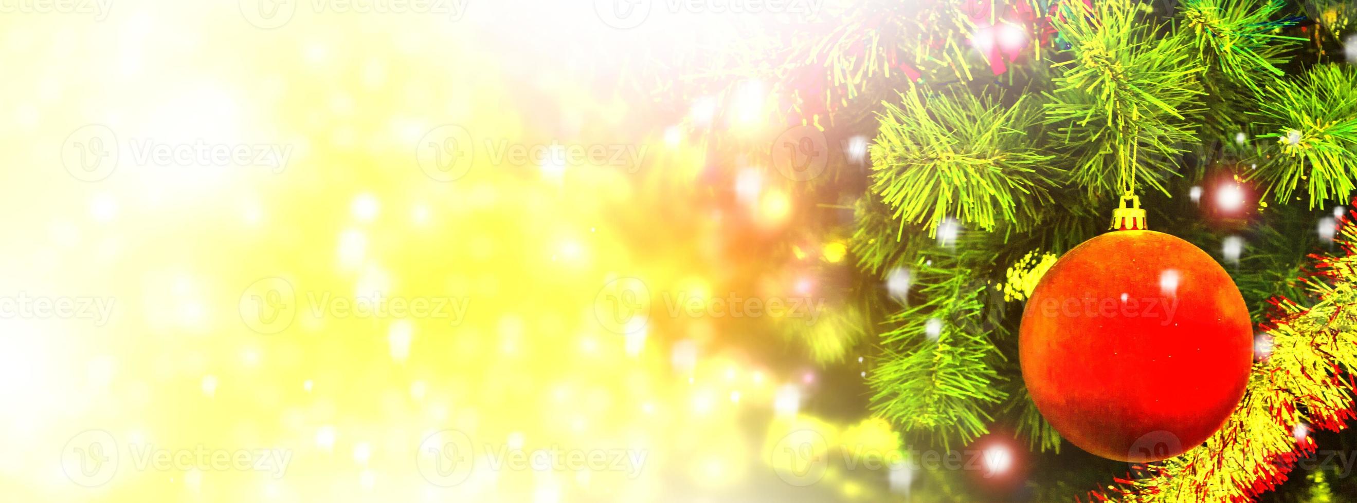 albero di natale decorato con giocattoli luminosi. carta. foto