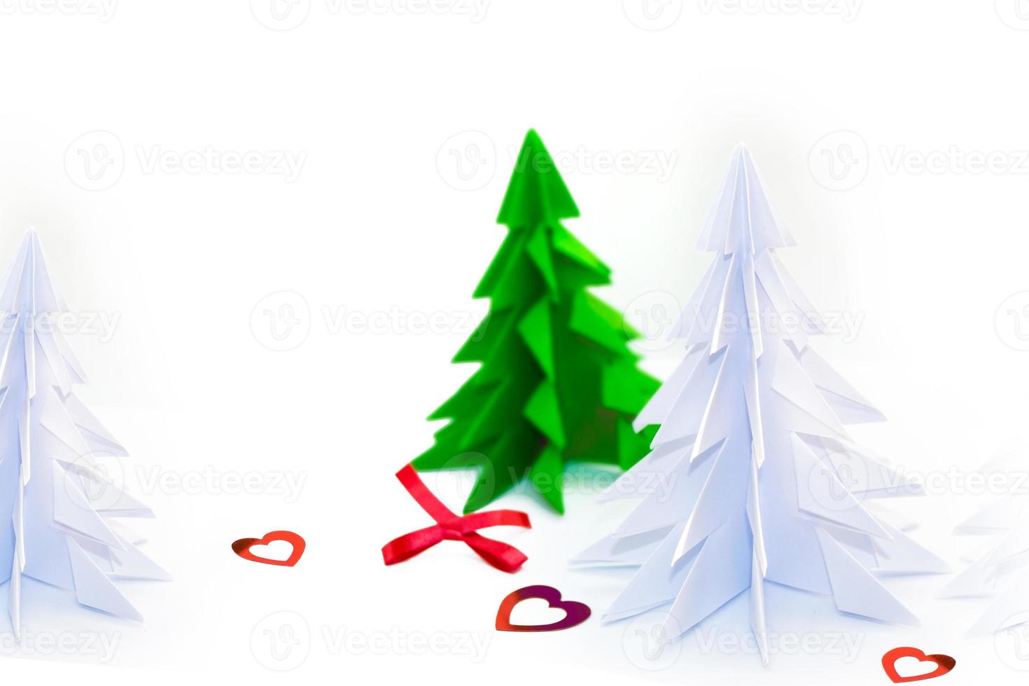 albero di natale di origami isolato su priorità bassa bianca foto