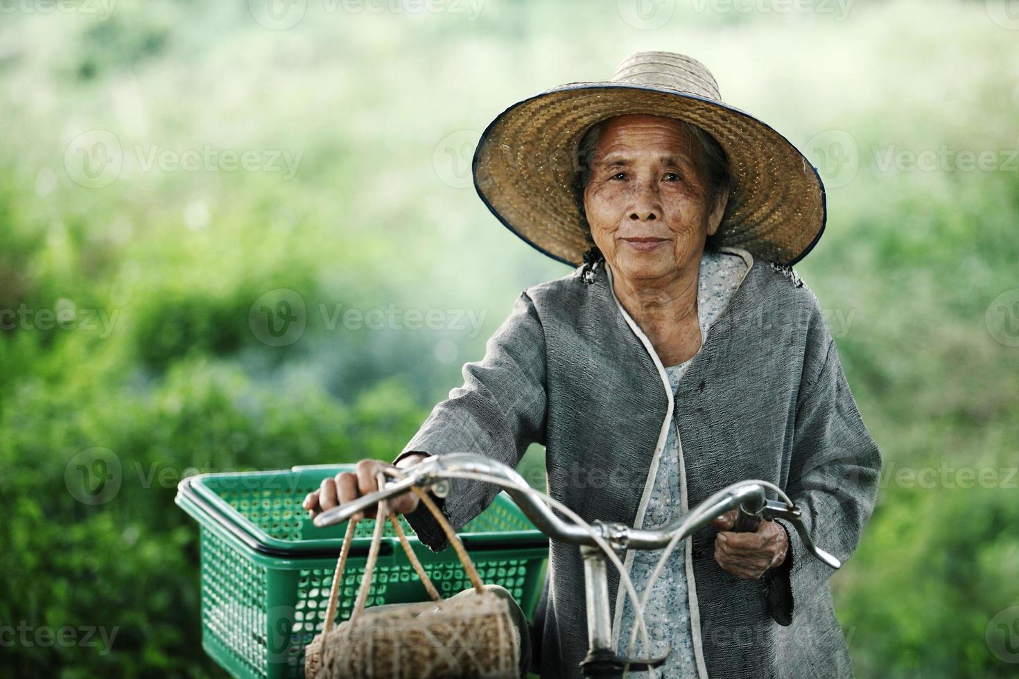 felici anziani asiatici in bicicletta nel parco foto