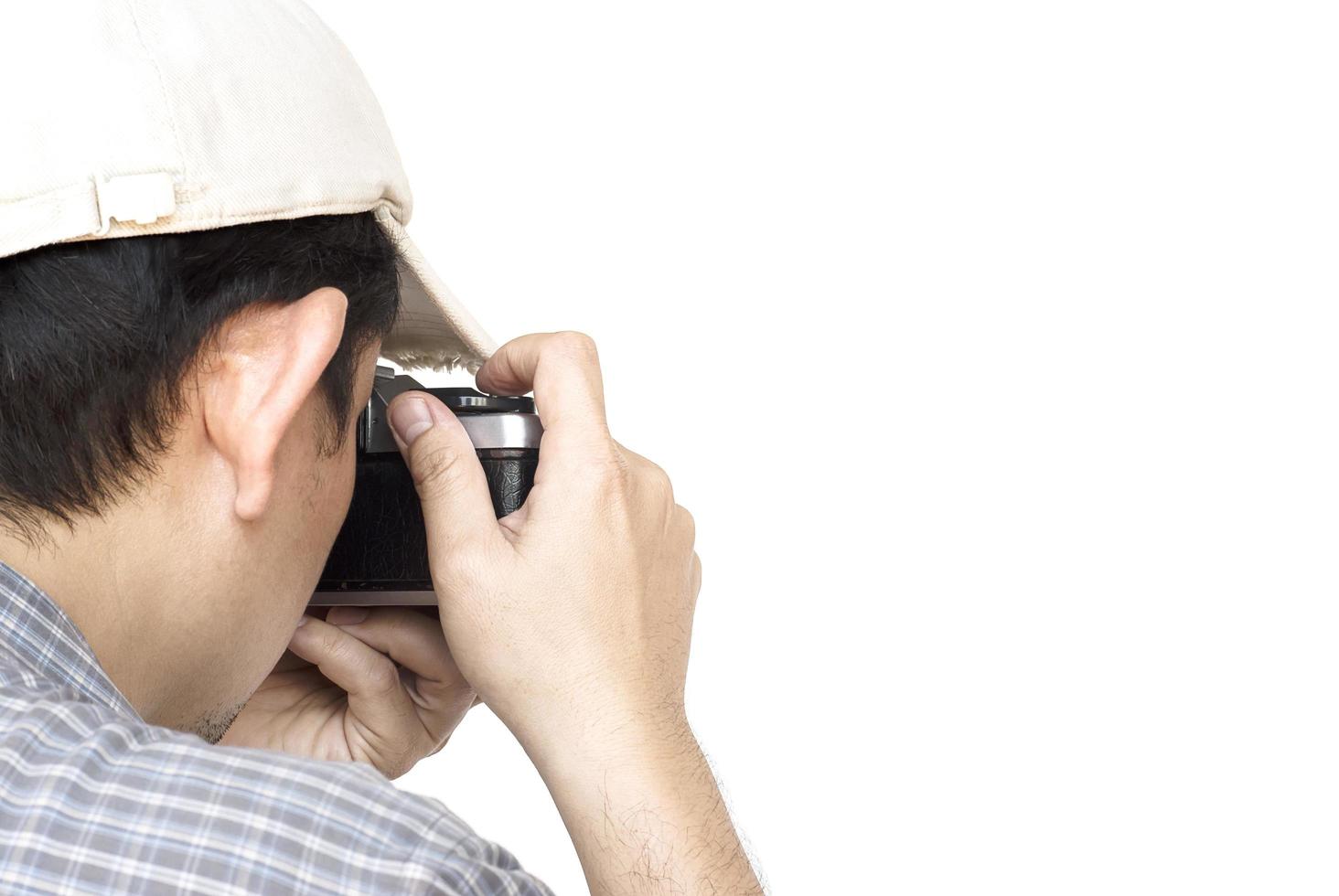 uomo che tiene la fotocamera a pellicola pronta a scattare foto su sfondo bianco