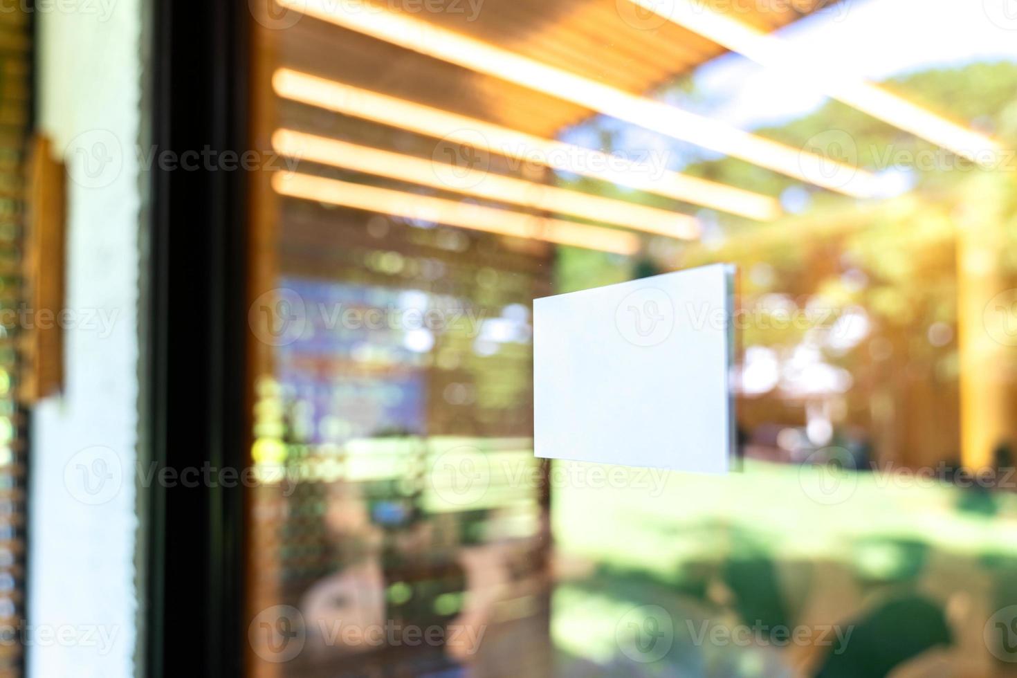rettangolo bianco sono incollati sulla porta di vetro di fronte alla sala seminari con sfocatura dello sfondo bokeh. foto