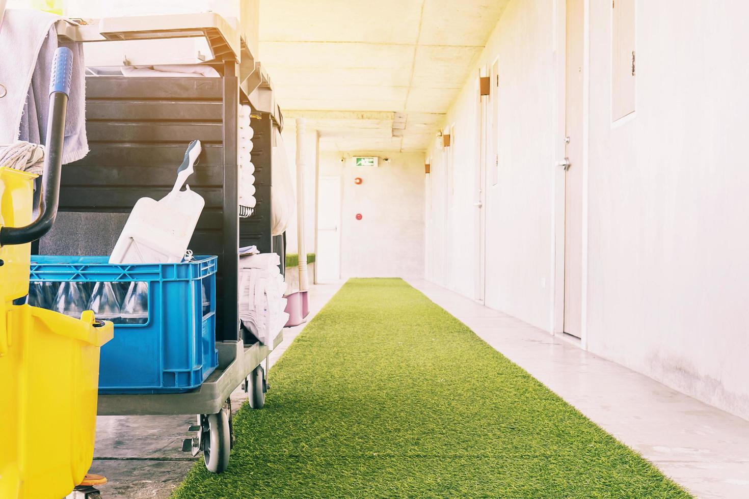 carrello per attrezzature per la pulizia nel corridoio verde dell'hotel foto