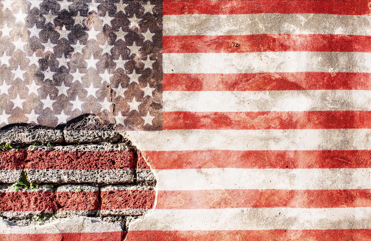 Sovrapposizione della bandiera degli Stati Uniti su vecchi mattoni di granito e struttura della parete di cemento per l'uso in background foto