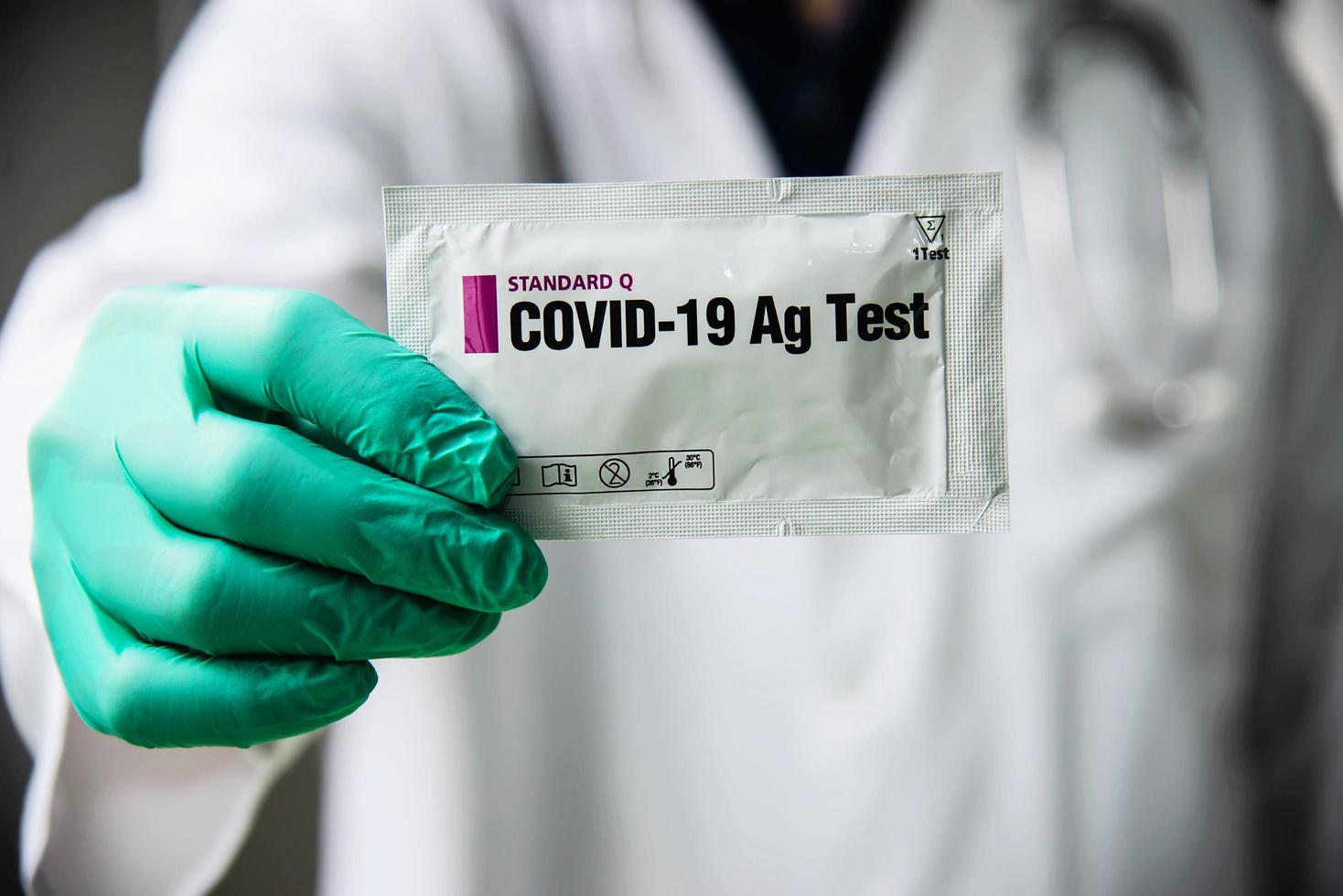 il medico mostra il test rapido dell'antigene covid -19 set di test repid foto