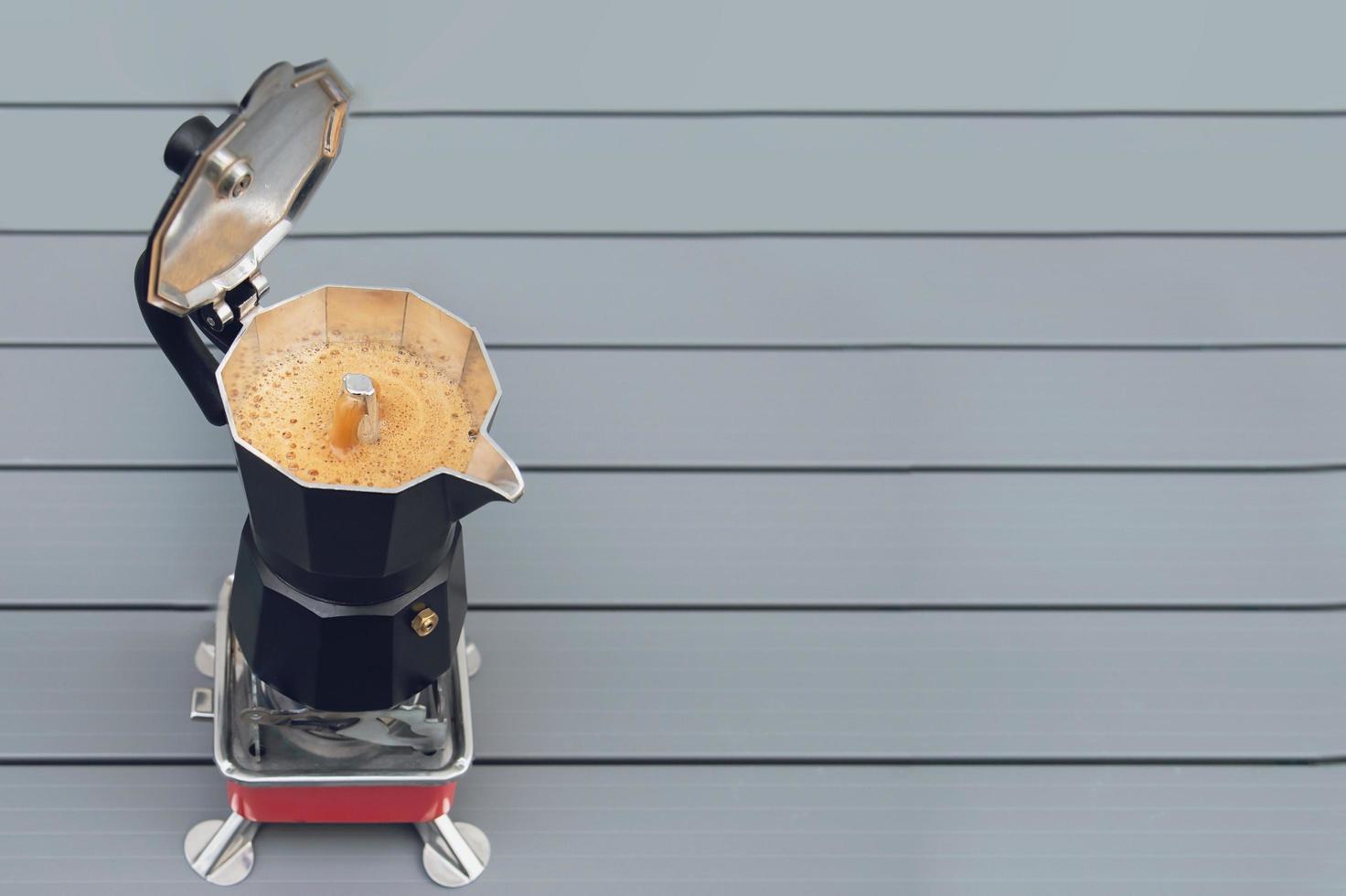 caffè caldo in moka, concetto di preparazione del caffè fresco veloce foto