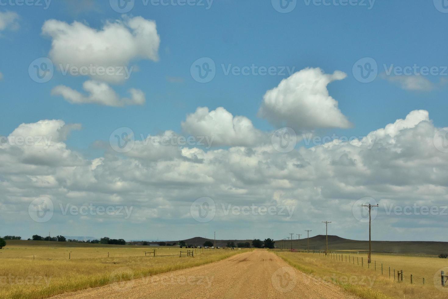 strada sterrata rurale e remota attraverso terreni agricoli foto