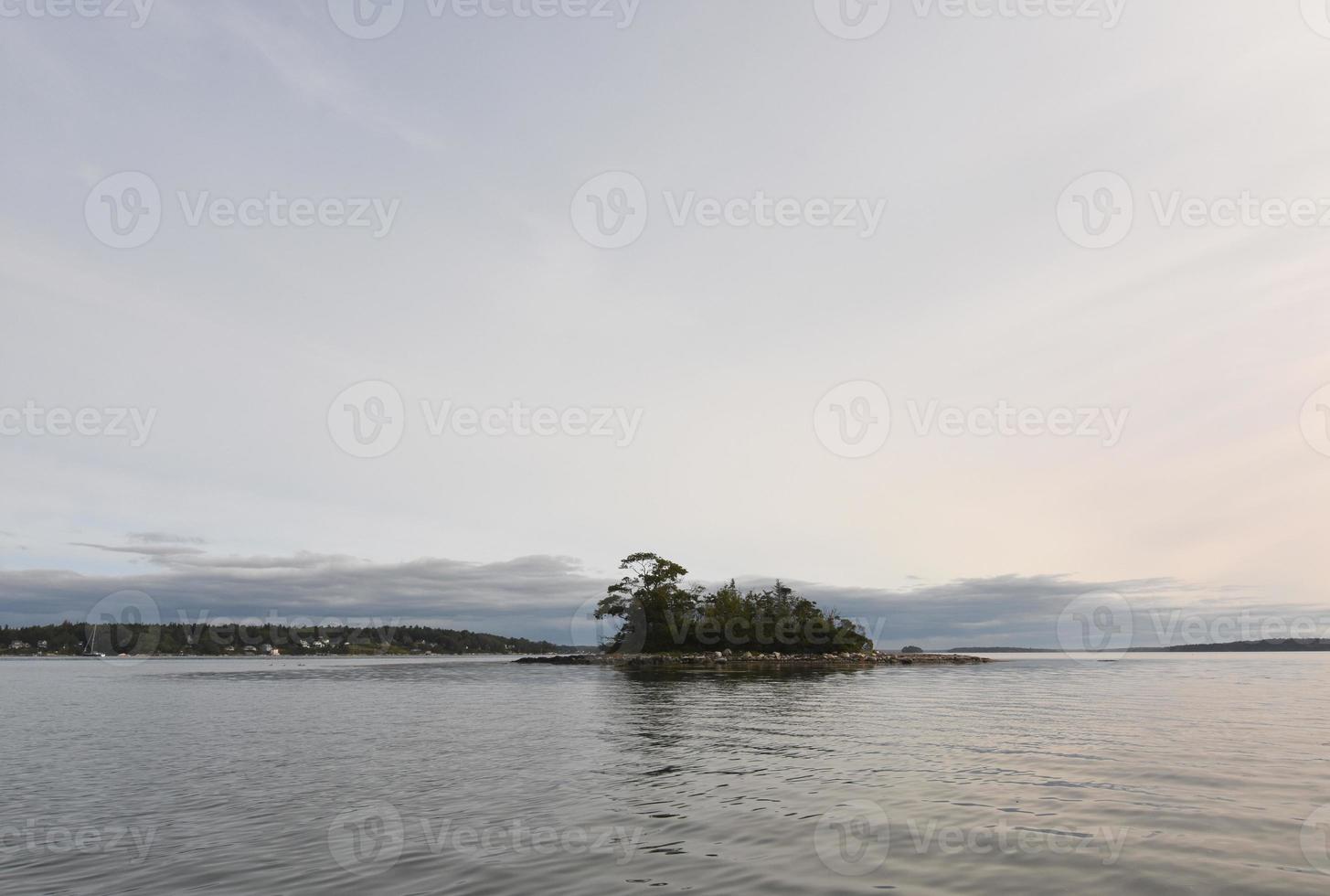 isola solitaria situata nella baia di casco nel maine foto