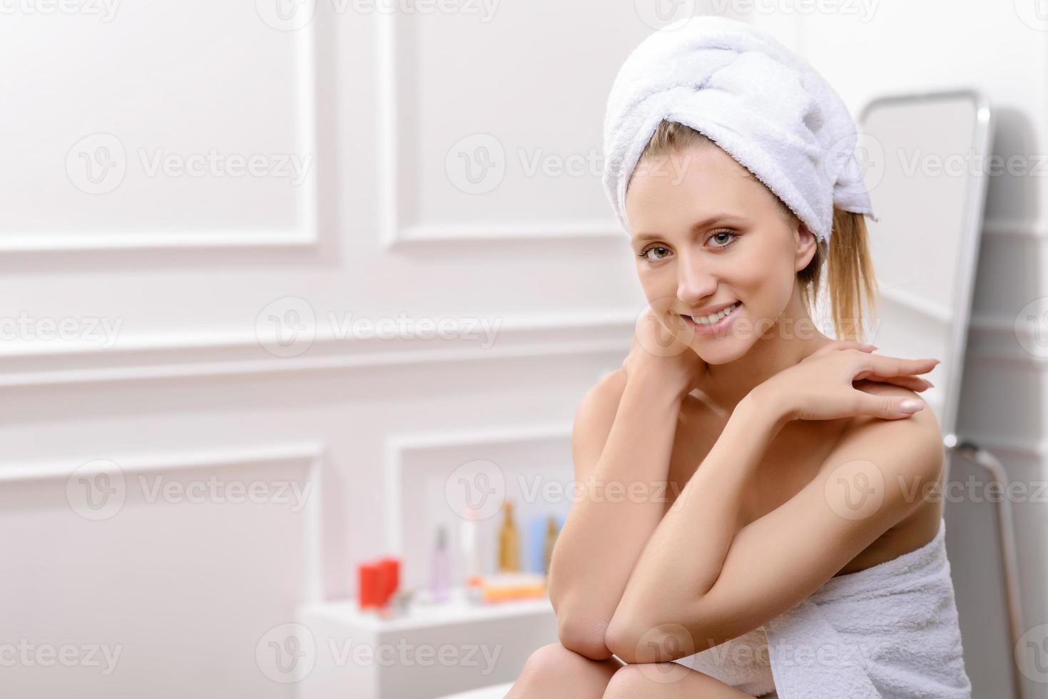 piacevole donna seduta in bagno foto