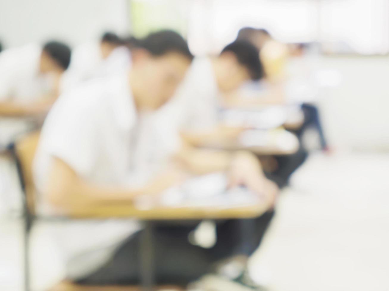 immagine sfocata di uno studente nell'aula d'esame foto