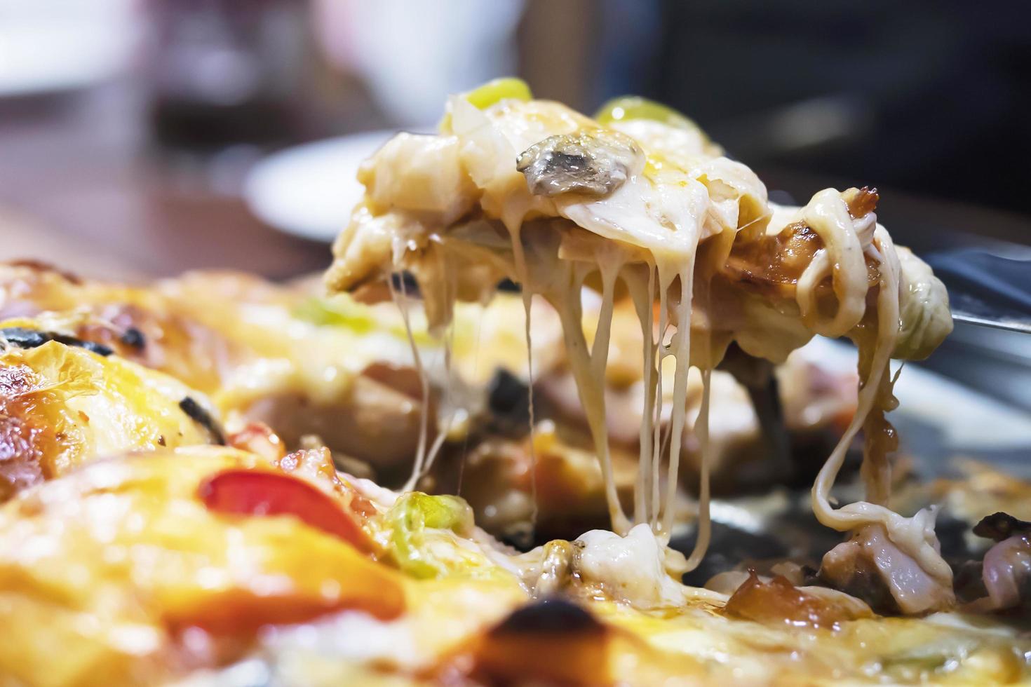 pizza prosciutto formaggio ricetta - favorire il concetto di sfondo piatto italiano foto