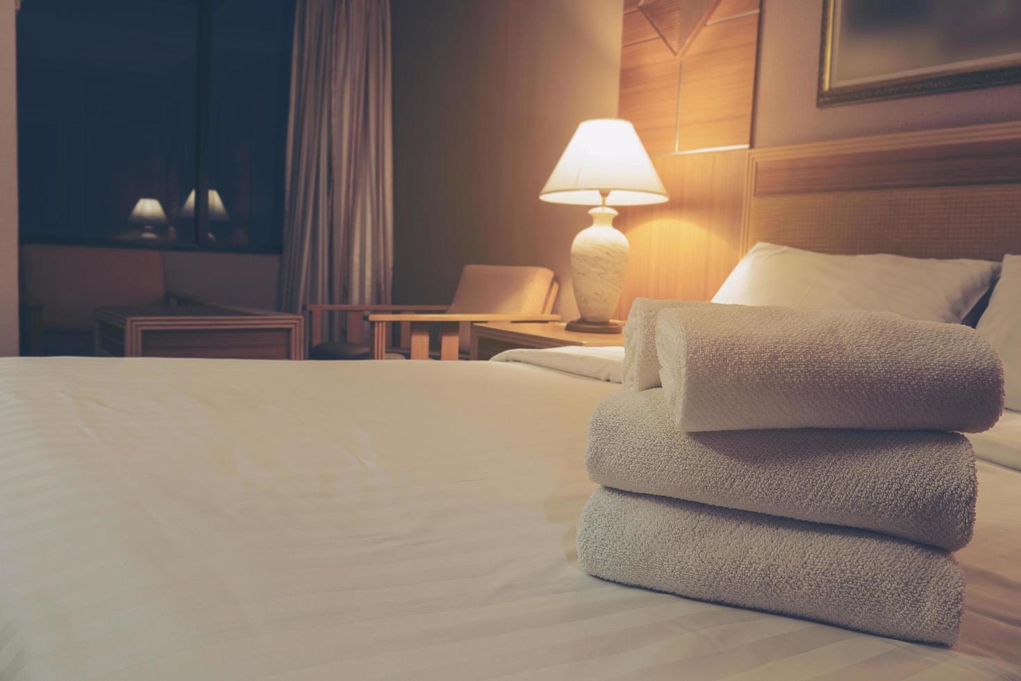biancheria da letto bianca e set di asciugamani in un hotel moderno foto