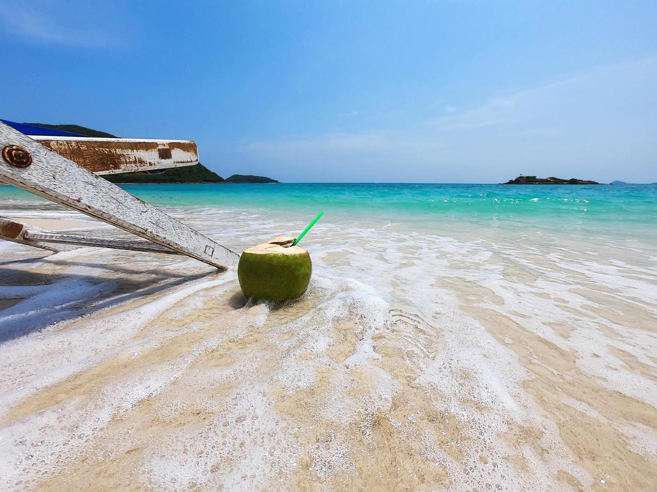 relax sedia a sdraio con cocco fresco sulla spiaggia di sabbia pulita con mare blu e cielo limpido - mare natura sfondo relax concetto foto