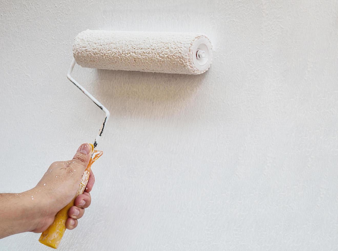 vecchio pennello da pittore, strumento a mano, su sfondo bianco di legno foto