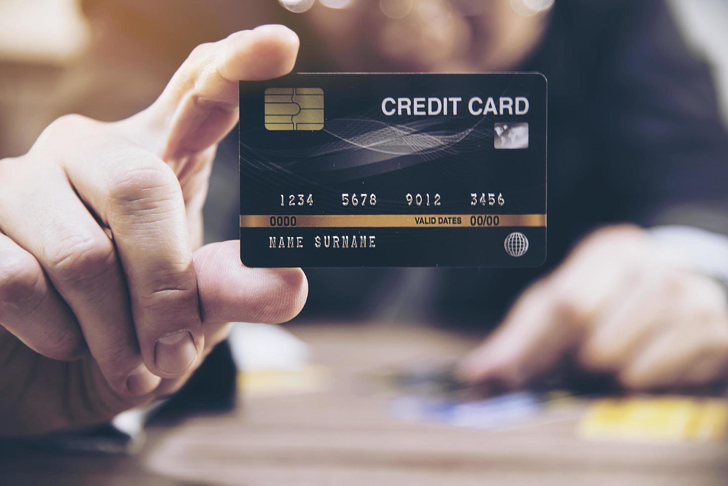 uomo d'affari in possesso di carte di credito pensando seriamente al problema del prestito di pagamento - persone con il concetto di crisi finanziaria personale foto