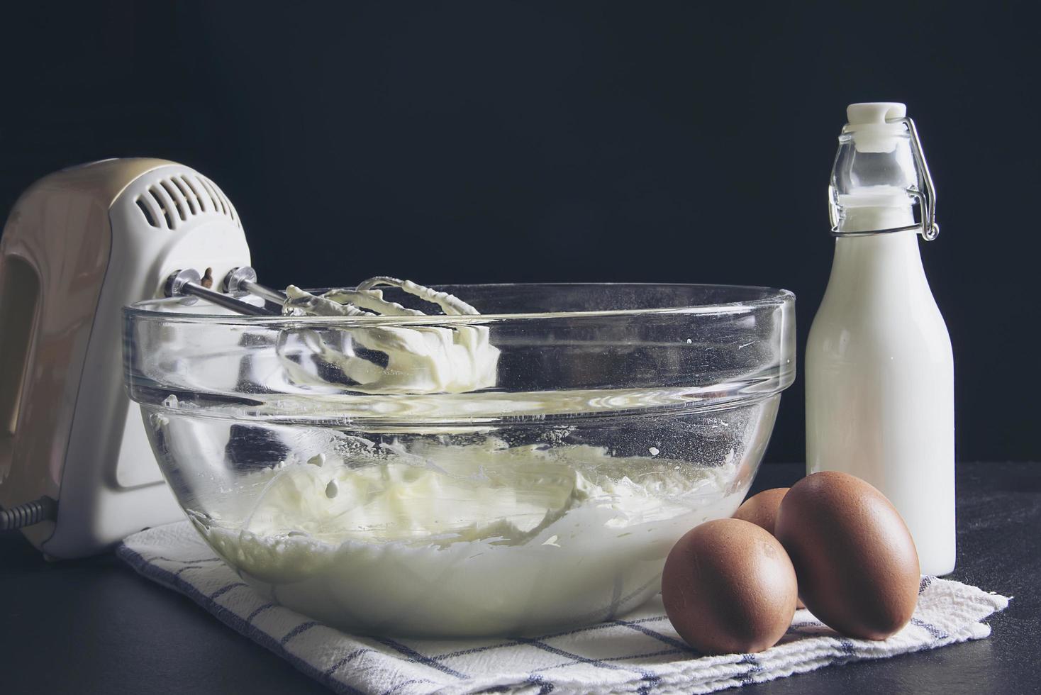 materiale preparato per fare la torta alla crema utilizzando un mixer elettrico portatile foto