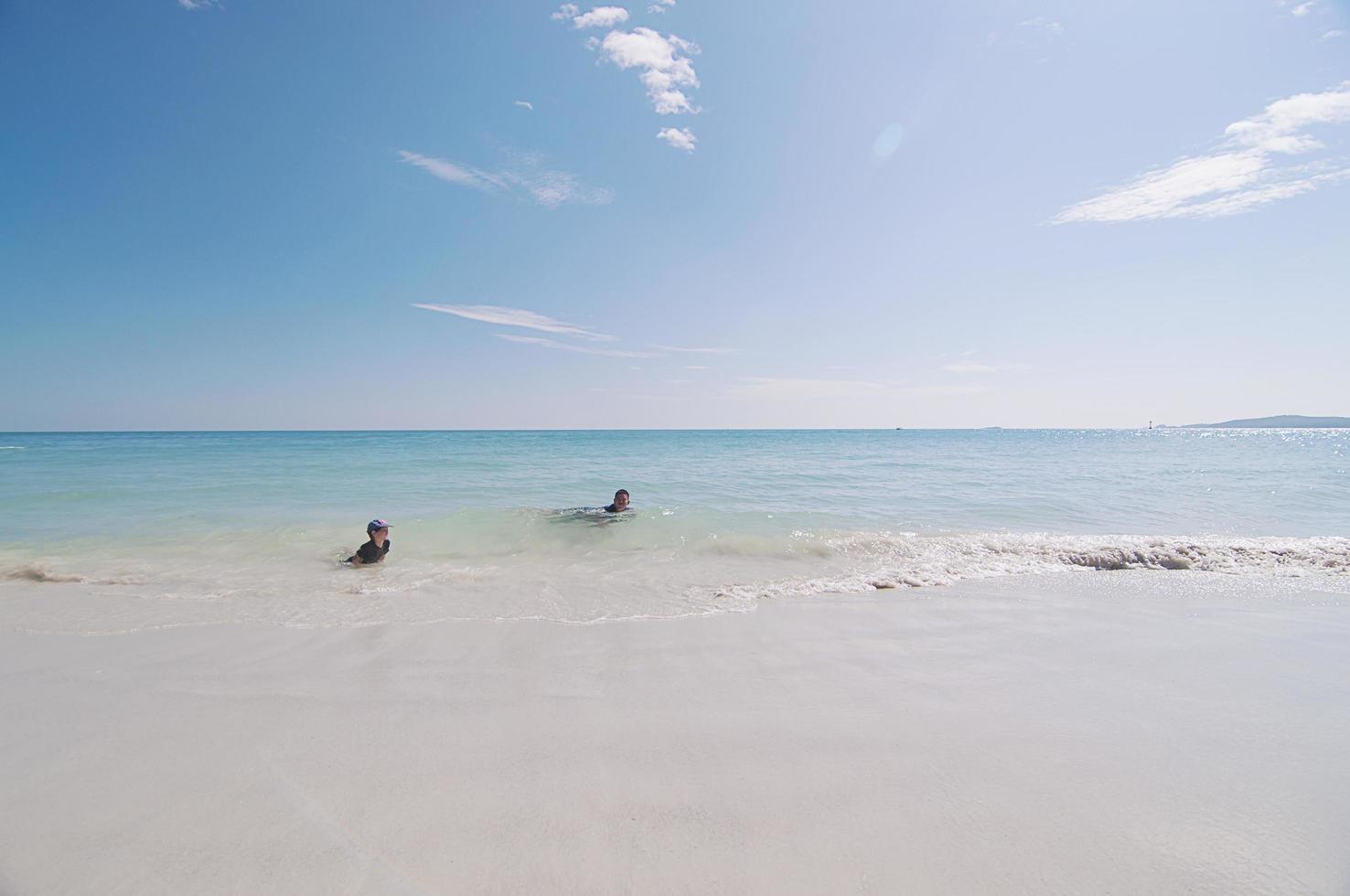 bellissima spiaggia tailandese con bambini foto