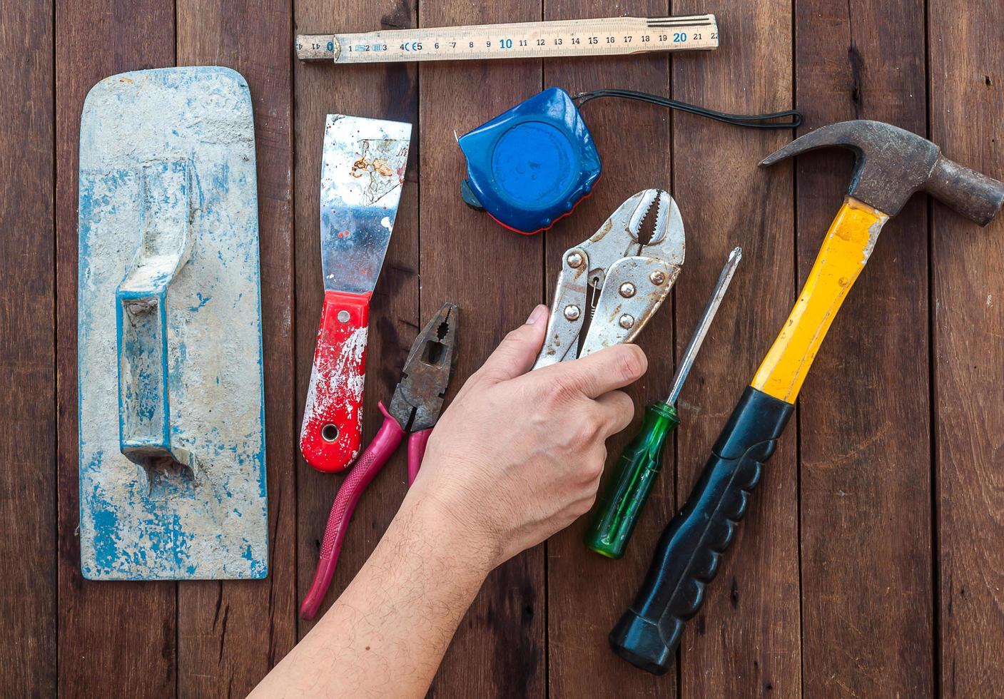 utensili manuali da costruzione con pavimento in legno foto