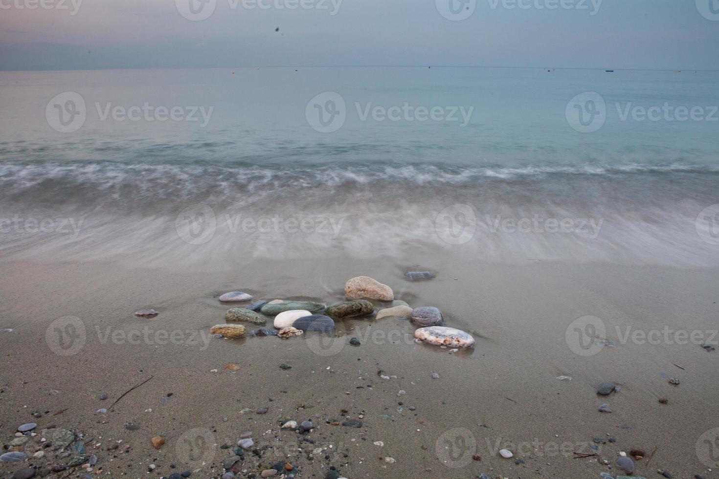 bellissimo paesaggio con natura e mare in grecia foto