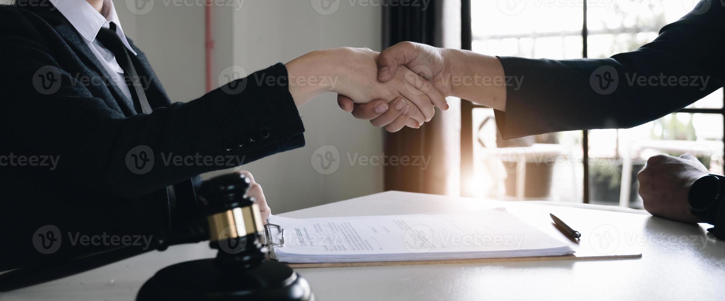 buon servizio cooperazione di consultazione tra un avvocato maschio e una cliente donna d'affari, stretta di mano dopo un buon accordo, legge e concetto legale. foto