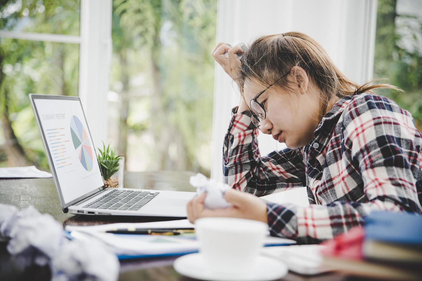 giovane donna frustrata che lavora in ufficio foto