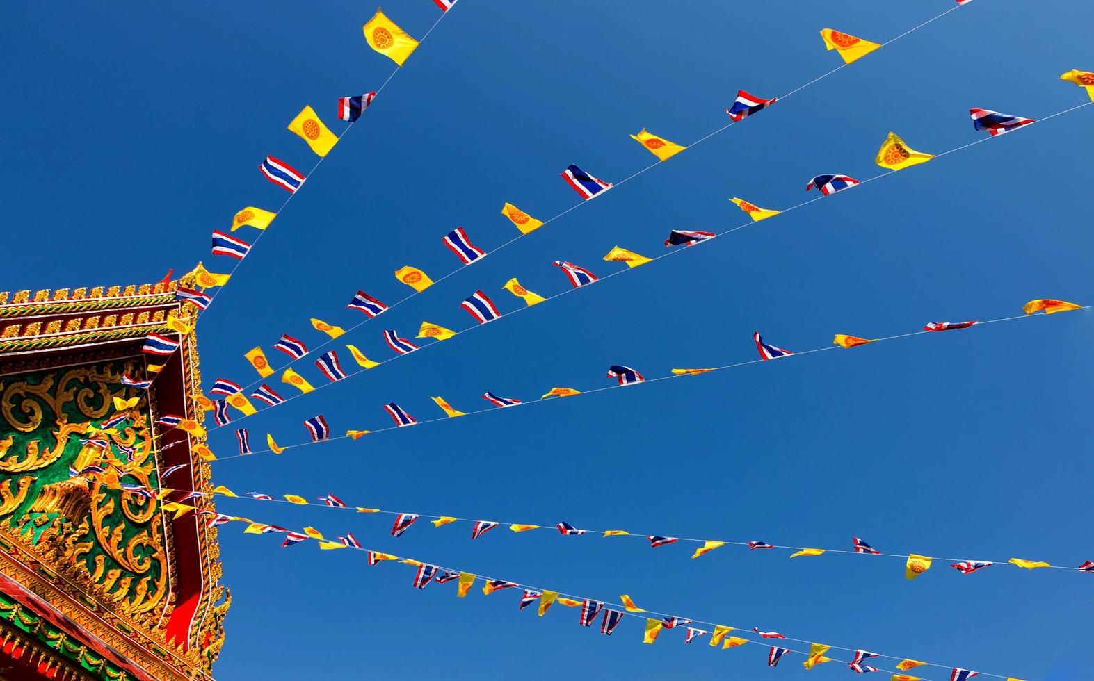 linee di bandiera nel cielo blu foto