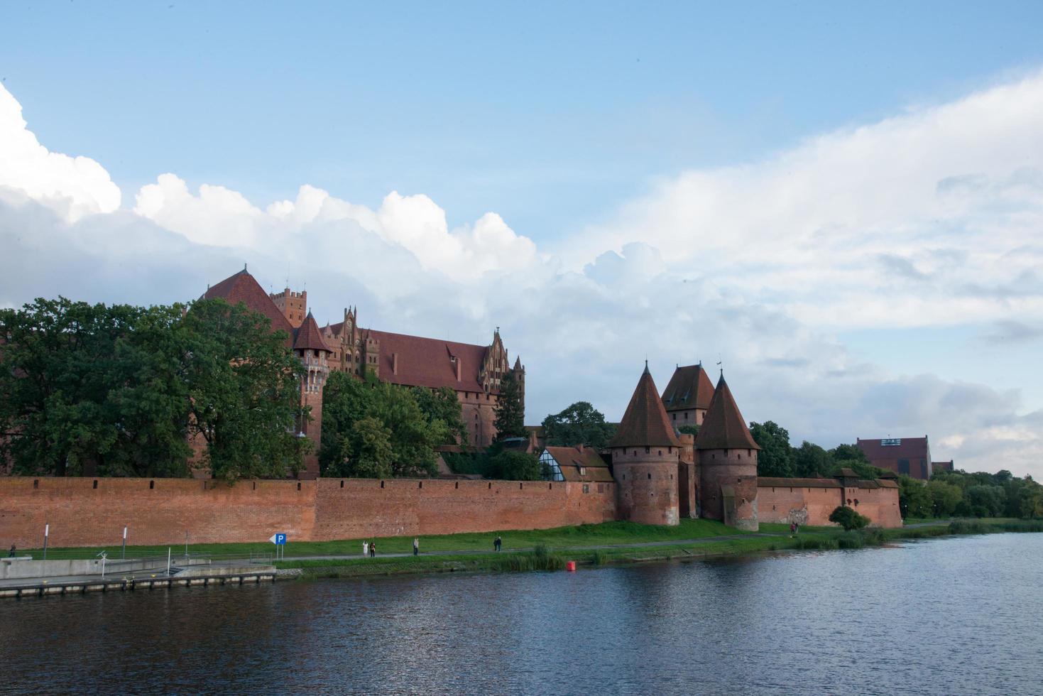 bella vista del castello di Malbork vicino al fiume. forte ed edifici. foto