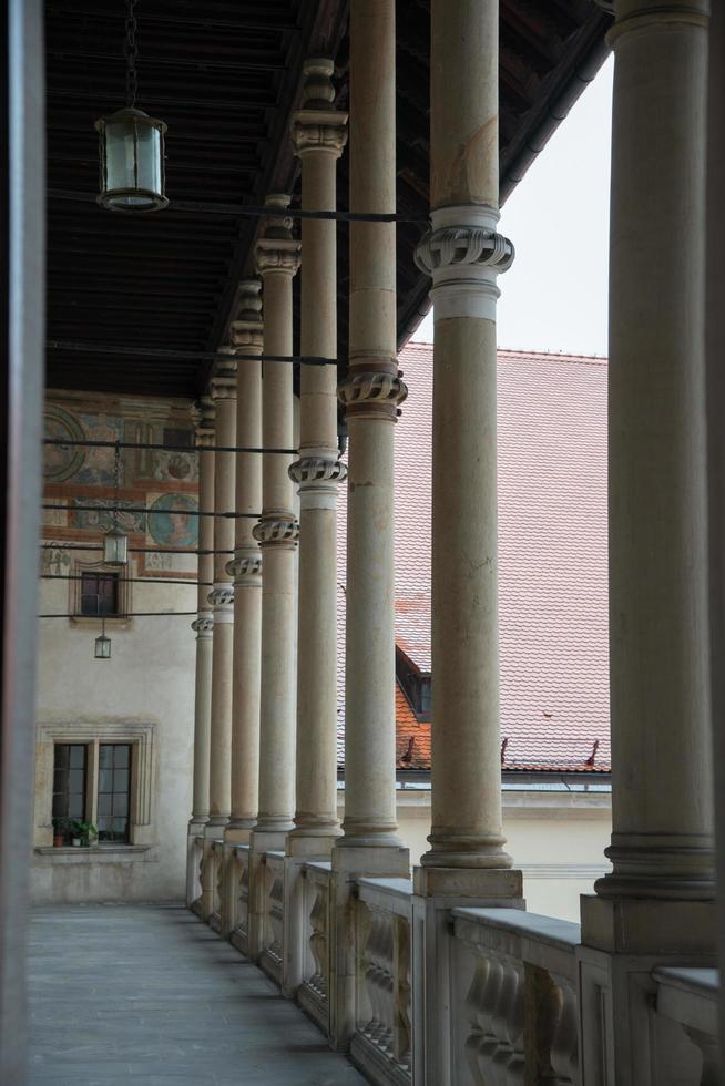 bellissimo corridoio aperto con molte colonne di fila, cracovia foto