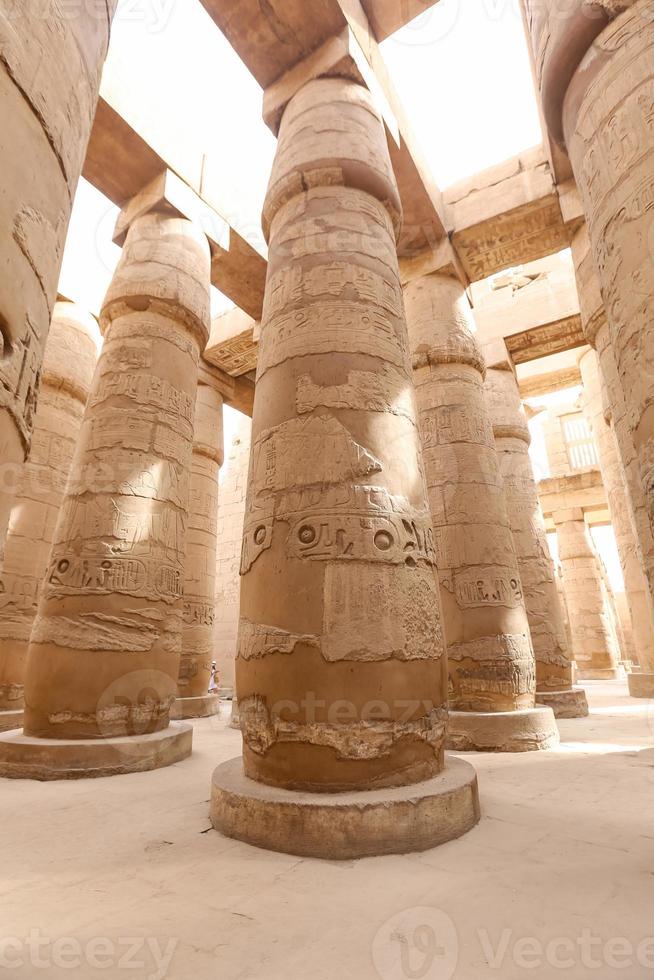 colonne nella sala ipostila del tempio di karnak, luxor, egitto foto