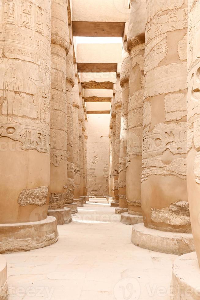 colonne nella sala ipostila del tempio di karnak, luxor, egitto foto