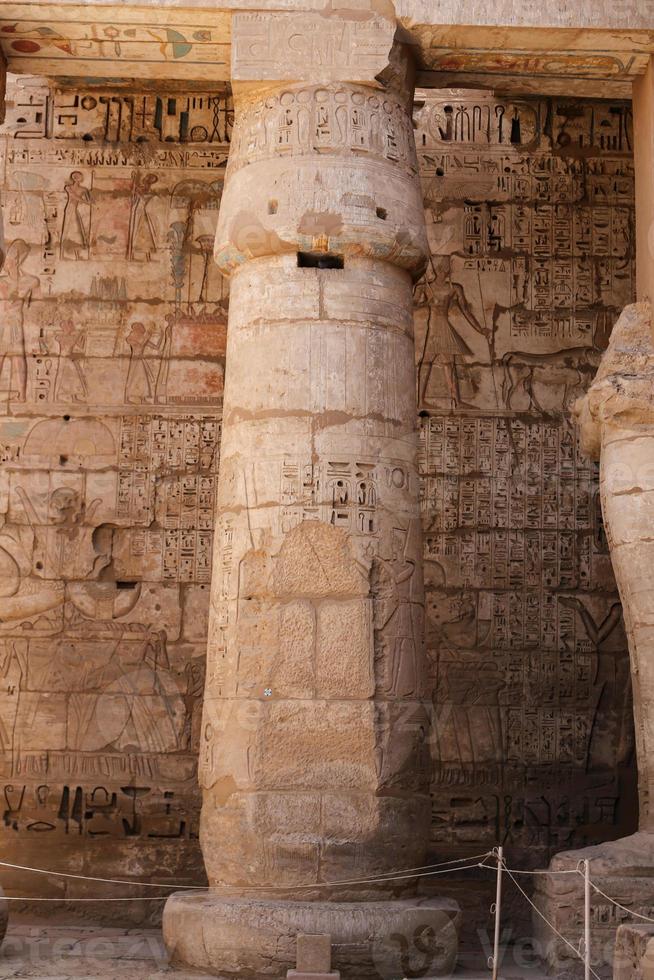 colonna nel tempio di medinet habu a luxor, egitto foto
