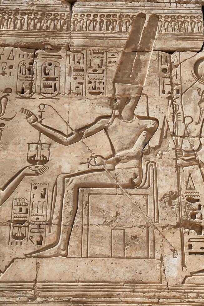 geroglifici egizi nel tempio di medinet habu, luxor, egitto foto