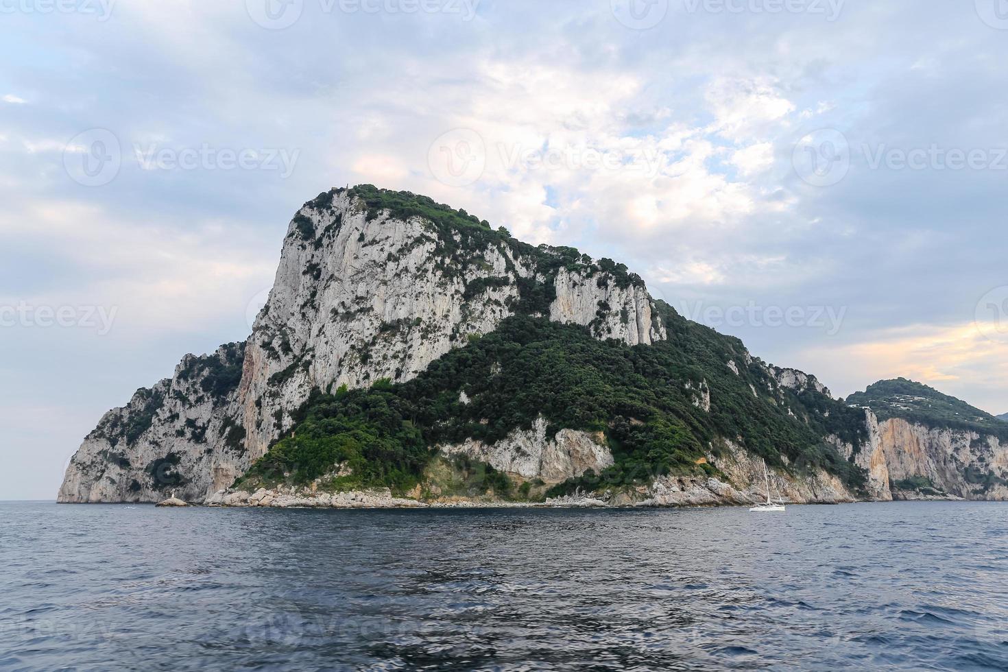 scogliera nell'isola di capri a napoli, italia foto