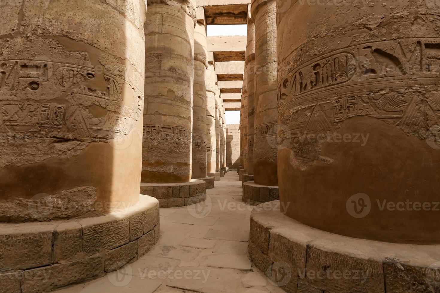 colonne nella sala ipostila del tempio di karnak, luxor, egitto foto