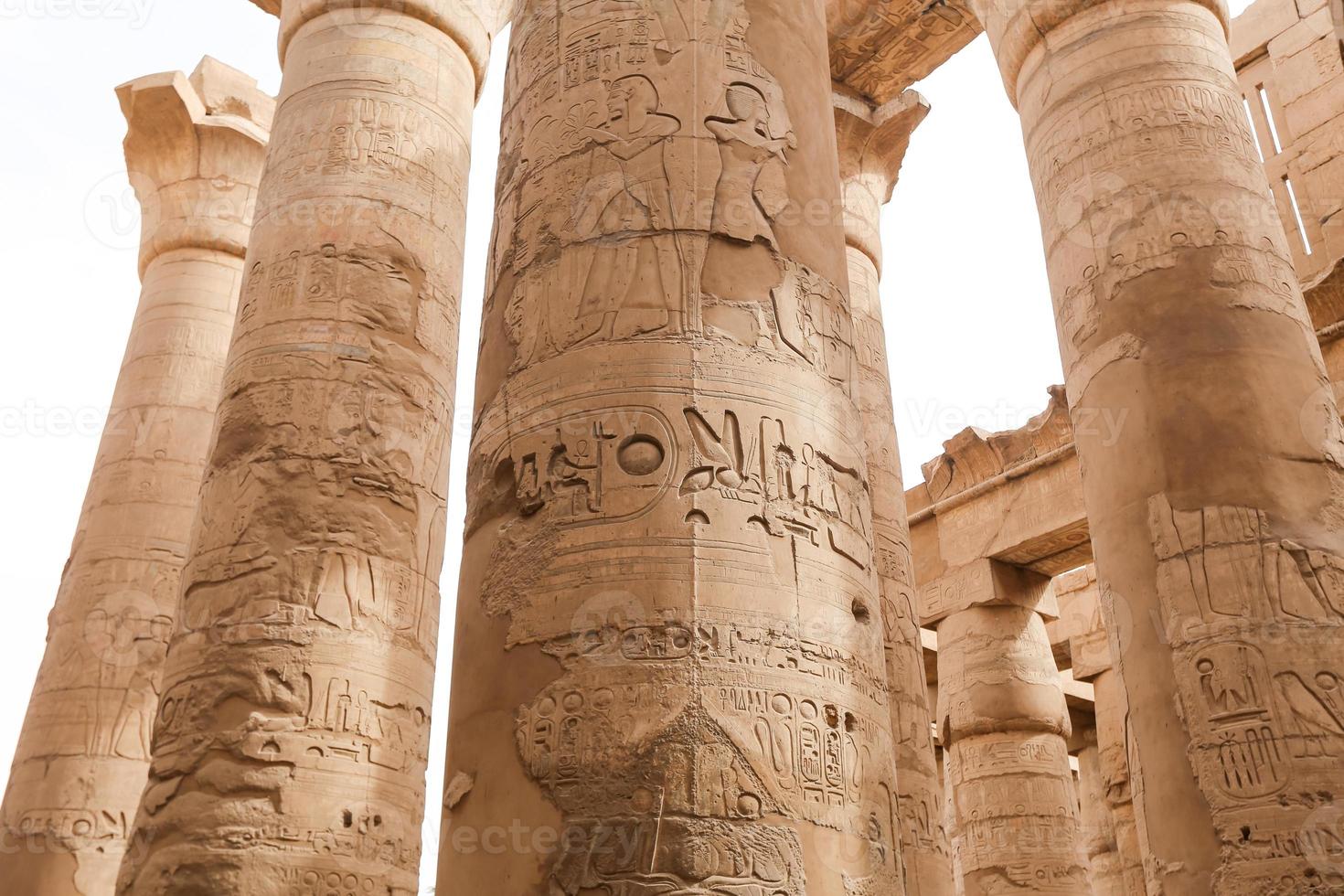 colonne nella sala ipostila del tempio di karnak, luxor, egitto foto