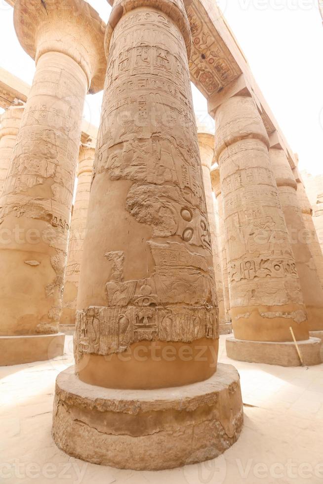 colonne nella sala ipostila del tempio di karnak, luxor, egitto foto