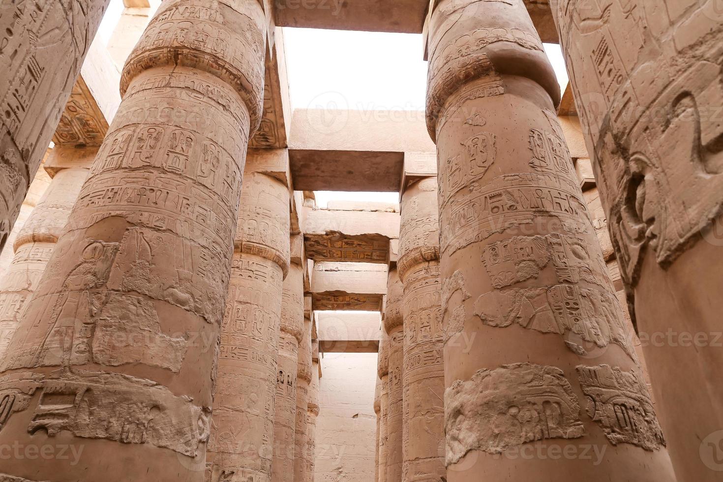 colonne nella sala ipostila del tempio di karnak, luxor, egitto foto