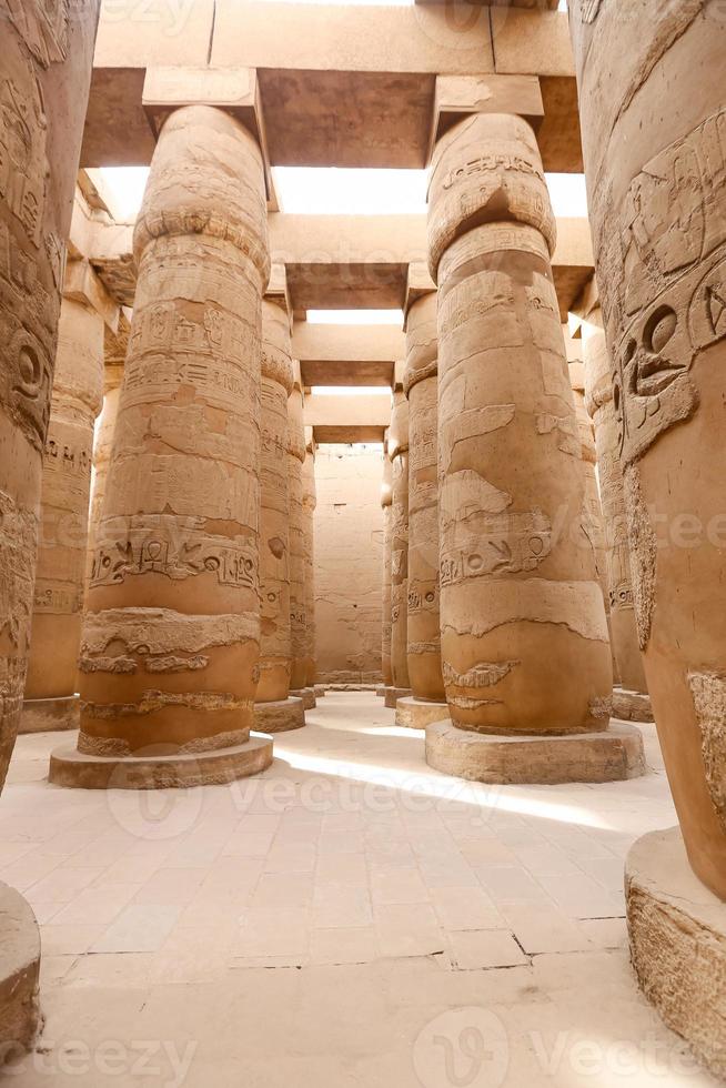 colonne nella sala ipostila del tempio di karnak, luxor, egitto foto