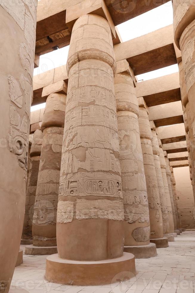 colonne nella sala ipostila del tempio di karnak, luxor, egitto foto