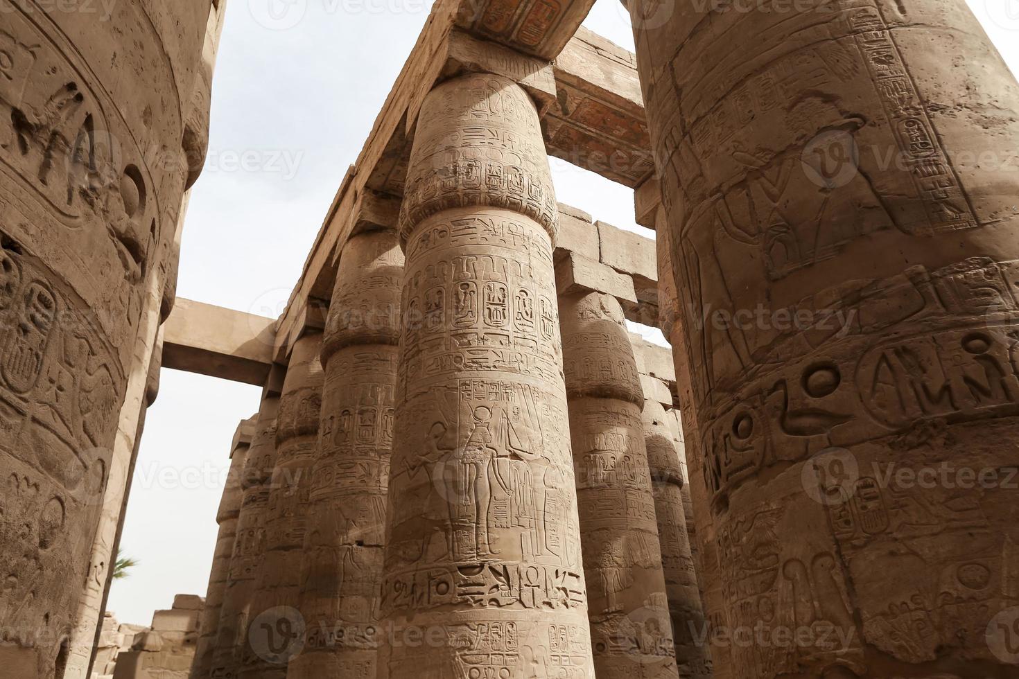 colonne nella sala ipostila del tempio di karnak, luxor, egitto foto