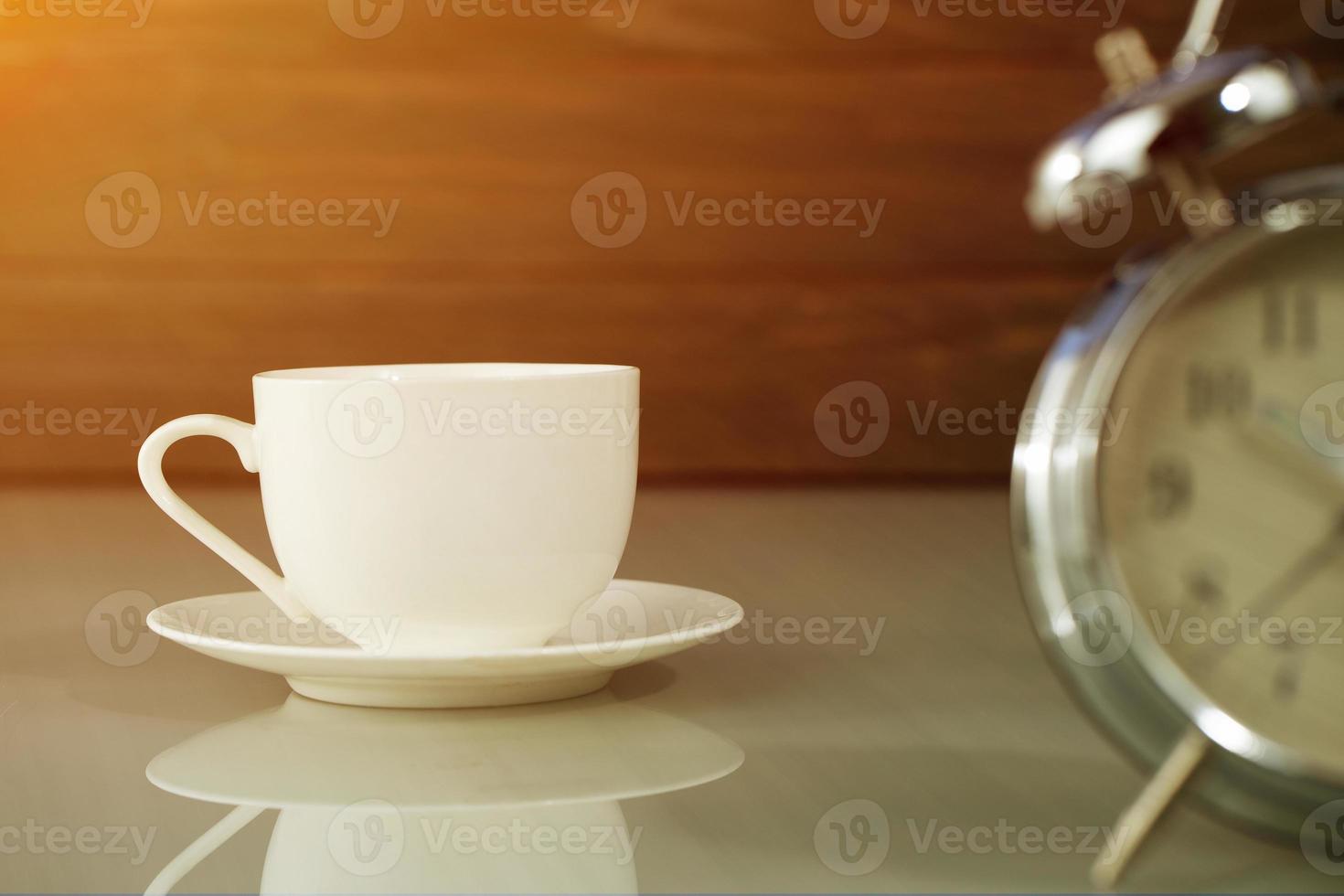 tazza di caffè e sveglia foto