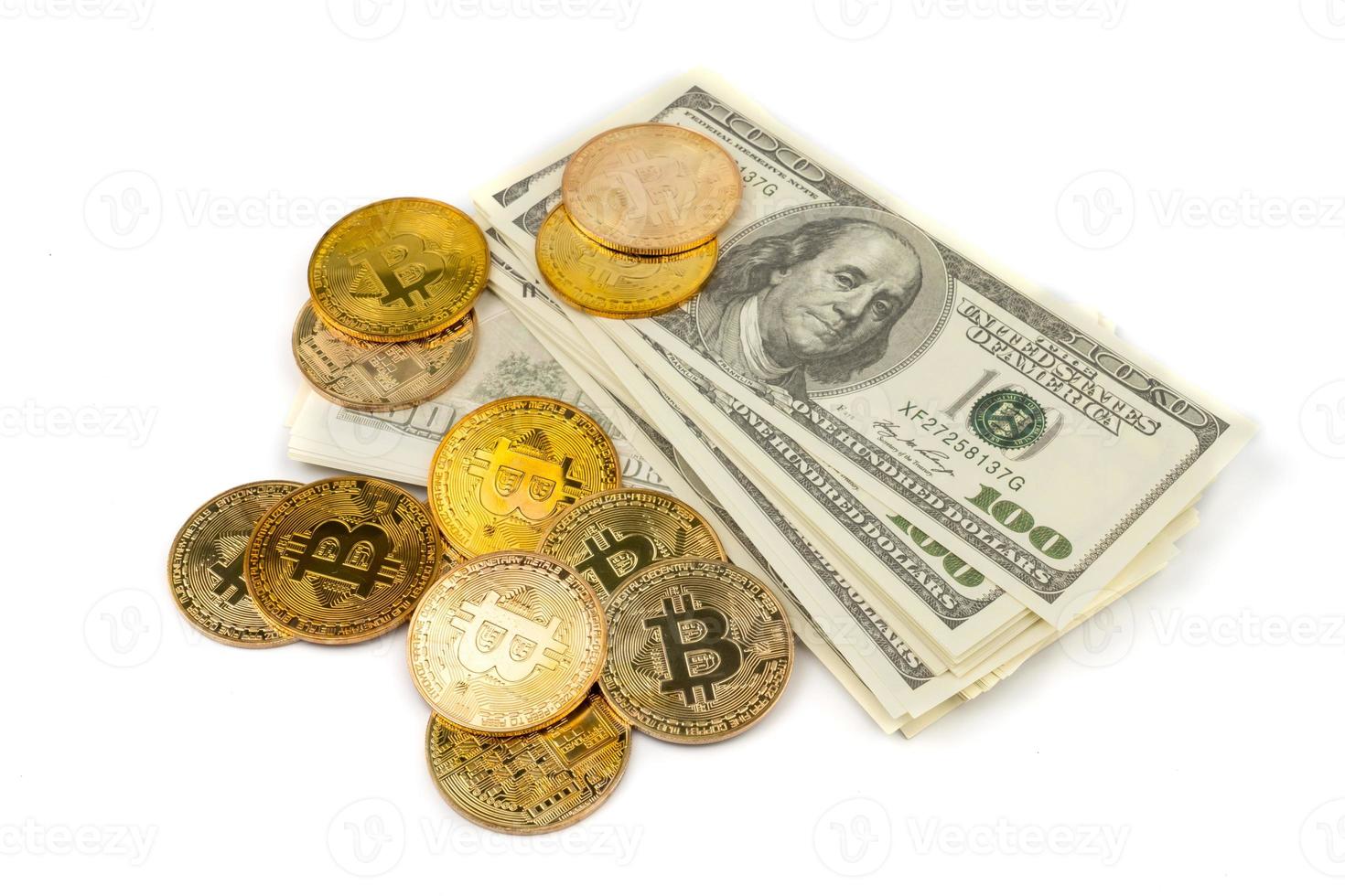 bitcoin dorati di nuova moneta digitale su banconote da cento dollari. foto